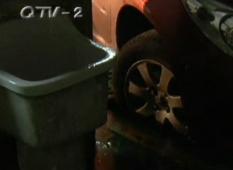 青島新業(yè)廣場(chǎng)停車(chē)場(chǎng)藏大坑 缺少篦子卡住車(chē)頭