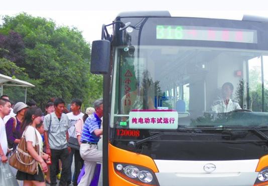 青島史上最貴公交開跑316路 身價(jià)200萬(wàn)千里之外監(jiān)控