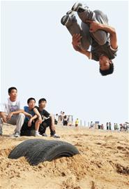 跑酷高手飛檐走壁如插羽翼 白天激情領袖入夜變廚師