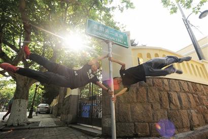 跑酷高手飛檐走壁如插羽翼 白天激情領袖入夜變廚師