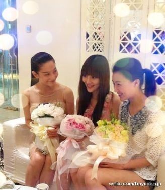 李小璐攜伴娘團高調(diào)試婚紗 腹部突出孕味十足