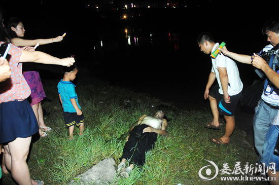 7月3日，婁底市孫水河公園河段，一名27歲的小伙子勇救一家三口卻溺水身亡。(吳永華/攝影)