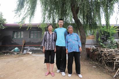 634分寒門學(xué)子無錢上學(xué) 午餐饅頭配咸菜1天生活費5元