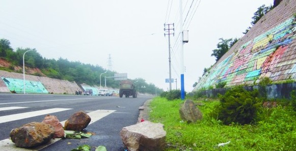 實地探訪青島5災害易發(fā)區(qū) 山體裸露山石滾落路邊