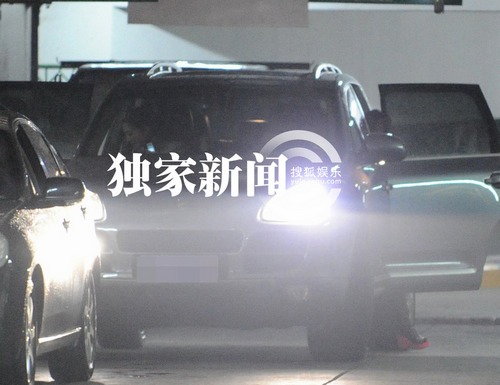 王學(xué)圻深夜駕車送范冰冰回家 大聲說笑似關(guān)系密切 王學(xué)圻深夜駕車送范冰冰回家 大聲說笑似關(guān)系密切