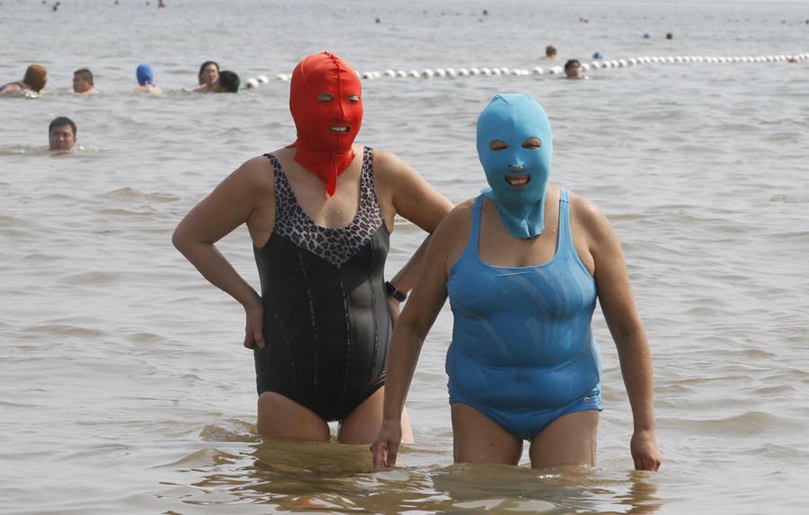 7月6日，山東青島第一海水浴場，女士們戴著尼龍面罩在海水浴場游泳。