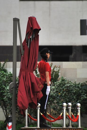 青島豪宅興起美女保安 驚艷秒殺各種車(chē)模