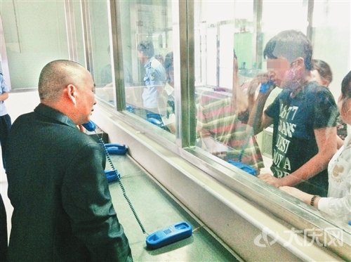 3年未見(jiàn)，父子倆見(jiàn)面時(shí)失聲痛哭
