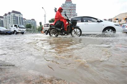 大貨駛過(guò)路面驚現(xiàn)深坑：地下河奔騰而去