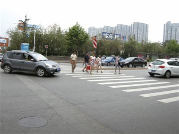 青島家樂(lè)福門前紅路燈過(guò)短人走一半被車截?cái)?路上行人欲斷魂