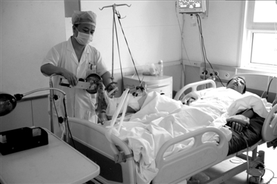 因救下自殺者而下肢重傷的李博亞在重癥監(jiān)護(hù)室內(nèi)接受救治。本報(bào)記者歐陽(yáng)曉菲攝