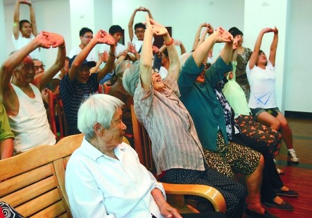 鐵山坪,大學(xué)生唱起《拍手歌》,帶著養(yǎng)老院的老人一起活動(dòng)筋骨。 記者 蔣雨龍 攝