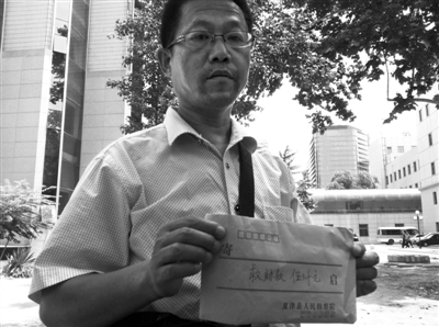 小傳旺舅爺拿到當(dāng)?shù)貦z察院5000元捐款。此前，小傳旺被人用充氣泵從肛門(mén)充氣造成重傷，進(jìn)京治療。新京報(bào)記者 李寧 攝