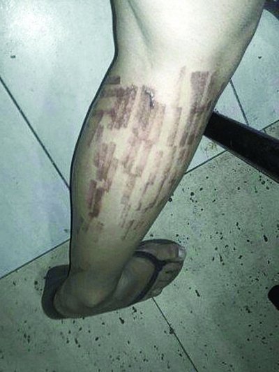 當(dāng)事人在這家美容院前接受采訪。