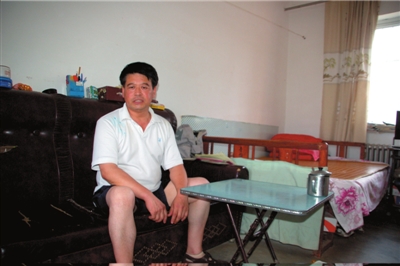 兒子被殺后，董恩悌一家搬出村子，在一個臨時地點蝸居了11年。