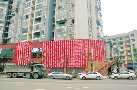 多家政府部門“躺著也中槍”。（條幅圖片來自論壇網(wǎng)友）