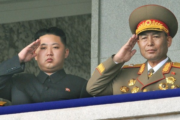 朝鮮人民軍總參謀長李英浩15日被免去一切職務(wù)。圖為金正恩左與李英浩合影的資料圖片。