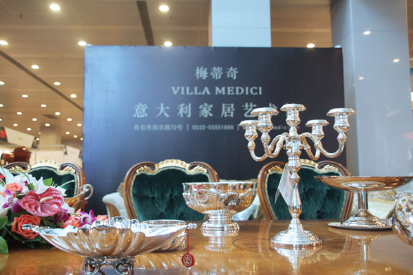 實(shí)拍青島奢侈品展:高級(jí)定制超華美 模特貴氣逼人