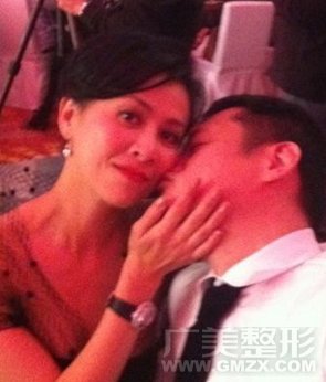 劉嘉玲露出惹火上圍，被張叔平趴在肩膀上膩歪，還被其親吻臉頰