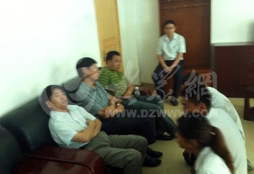 在壽光市人民醫(yī)院接待室，3名死者家屬向院方人員下跪，院方人員表情漠然。