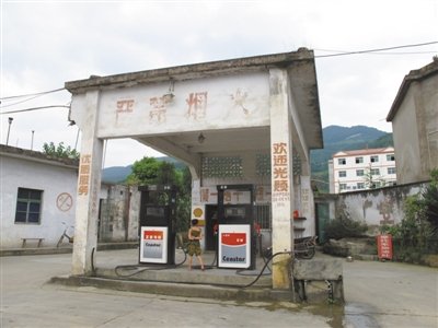重慶涪陵一家遠(yuǎn)離城區(qū)的民營(yíng)加油站。涪陵石油成品油協(xié)會(huì)介紹，民營(yíng)加油站多被擠出城區(qū)，目前城區(qū)只有兩家是民營(yíng)。新京報(bào)首席記者楊萬(wàn)國(guó) 攝