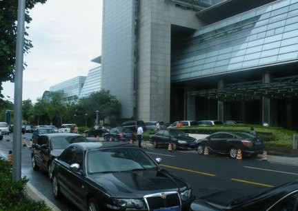 海爾洲際酒店私占車(chē)道 停車(chē)堵路稱(chēng)是配合交警