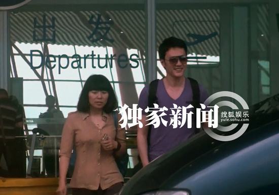 馮紹峰倪妮約會(huì)吃沙縣小吃 倪妮穿齊臀短褲秀大白腿