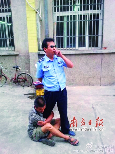 城管回應(yīng)小販抱大腿討說(shuō)法 稱拍照記者存有預(yù)謀