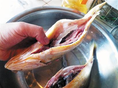 黑心商販給黃花魚(yú)肚子注水冷凍