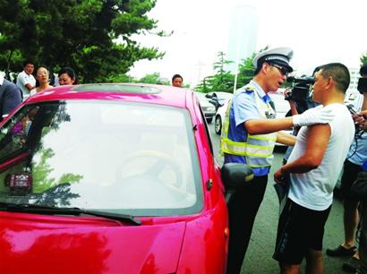 交警前海查三輪車(chē) 交警前海查三輪車(chē)