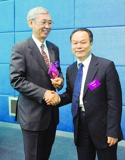 北大校長周其鳳（右）向香港城市大學前校長贈送自己作詞光碟。