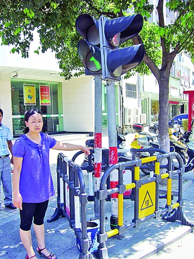 小男孩楠楠就是觸摸這根信號桿觸電的。