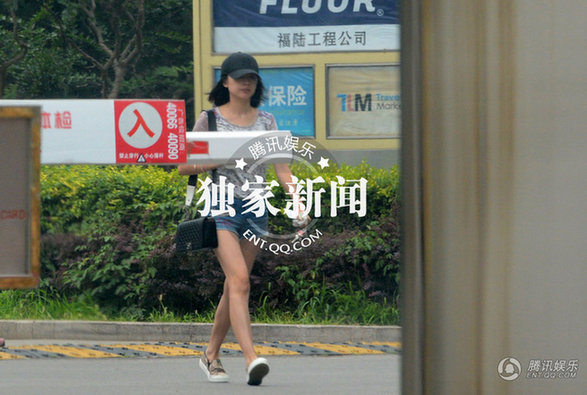 董潔變身全職主婦 素顏熱褲棒球帽接兒子放學