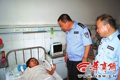 昨日，三原縣公安局局長赫虎中探望受害“的姐”