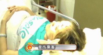 青島的哥玩飛車(chē)猛然撞上隔離墩 3姑娘掛彩