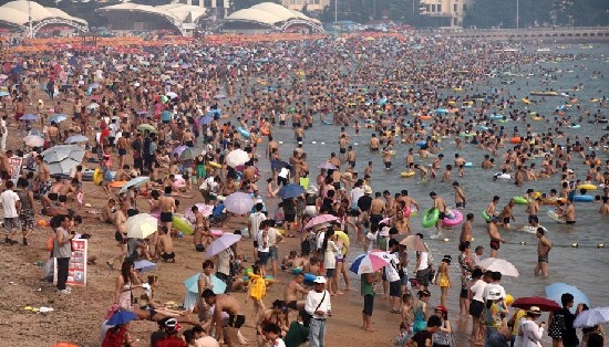 青島桑拿天傷不起 浴場(chǎng)爆滿盡是人海不見海