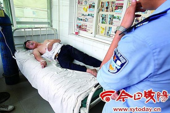 幾個被打的交警里，靳龍剛的傷情最重，躺在武功縣人民醫(yī)院病床上不能動彈。