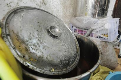 青島黑油坊油鍋長(zhǎng)滿霉斑桶長(zhǎng)厚厚綠毛 氣味刺鼻 青島黑油坊油鍋長(zhǎng)滿霉斑桶長(zhǎng)厚厚綠毛 氣味刺鼻