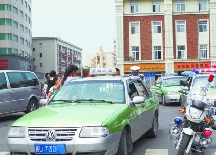 青島火車站出租車違規(guī)內幕 送客一次提成2000