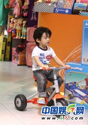 謝霆鋒長子5歲辦運動生日派對 Lucas騎單車?？?組圖)