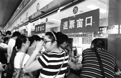 昨日，北京火車(chē)站售票大廳，很多旅客退票。 實(shí)習(xí)生 王飛 攝