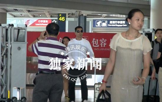 趙文卓回京變“型男” 陪妻子吃飯秀恩愛 趙文卓回京變“型男” 陪妻子吃飯秀恩愛
