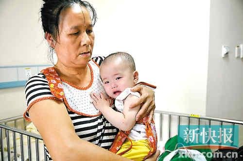 被掛錯(cuò)藥的女嬰似乎受到了驚嚇。