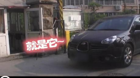 青島男子住小區(qū)門(mén)口附近嫌車(chē)吵 自家車(chē)堵門(mén)禁出入