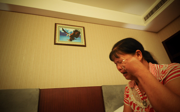 8月7日，“被自殺”當(dāng)事人周蘭蘭在鏡頭前傾訴自己的無奈。