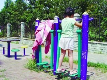 男童玩漫步機(jī)被砸掉倆指甲 幅度過大出意外