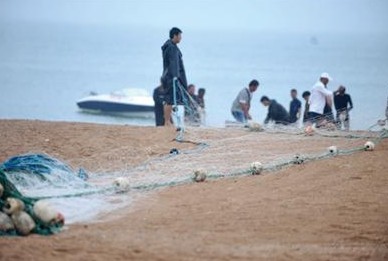 防鯊網(wǎng)變身鯊魚(yú)咬人腳 女子兩次被拖下水