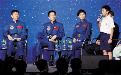 昨日，香港會議展覽中心，航天員景海鵬（左二）、劉旺（左一）、劉洋（左三）等與香港學(xué)生代表對話。新華社記者 呂小煒 攝