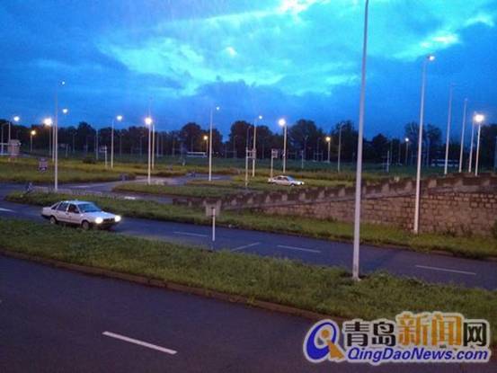 青島駕校女教練堪比爺們 小麥膚色沙啞嗓開(kāi)過(guò)救護(hù)車