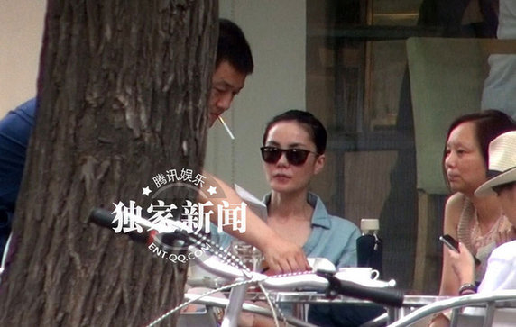 王菲攜夫請客會(huì)友 李亞鵬伺候天后體貼周到